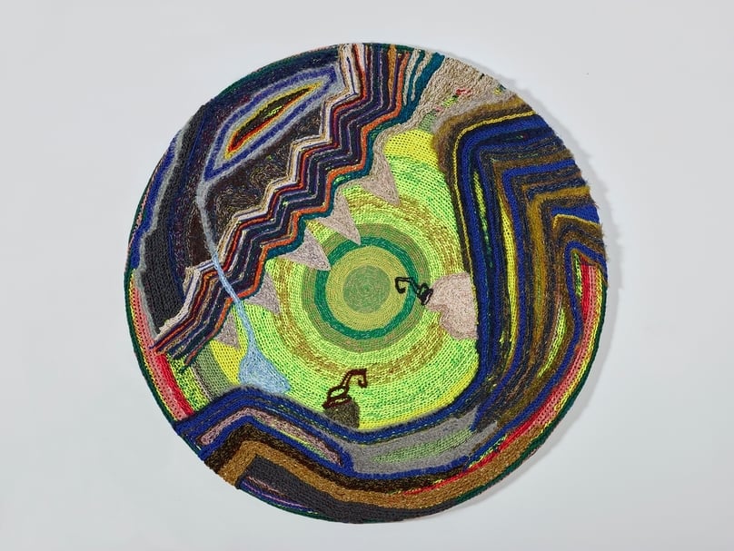 林介文《掏空》，現成物圓桌、各式線材，150×150×2cm，2020。（尊彩藝術中心提供）