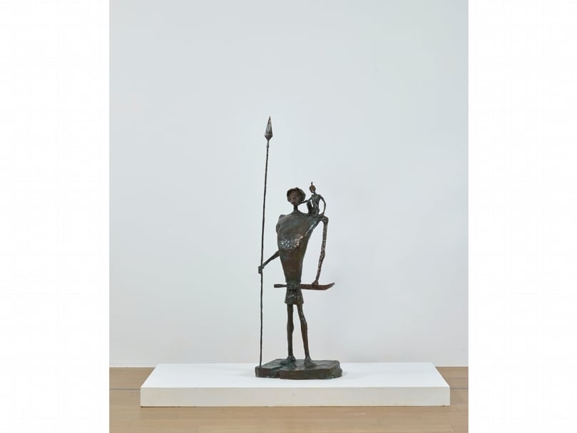 撒古流・巴瓦瓦隆（Sakuliu Pavavaljung）《父親的肩膀》，青銅，156×42×28cm，1997。（尊彩藝術中心提供）