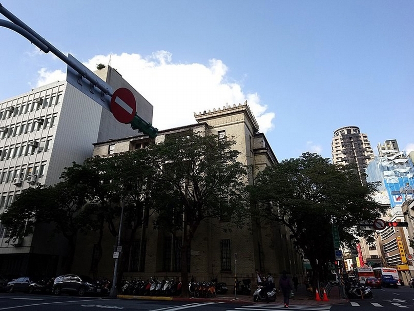 1937年8月臺拓遷入此建築內，與帝國生命臺北支店使用同棟建築，現為市定古蹟。（圖片來源：維基百科）