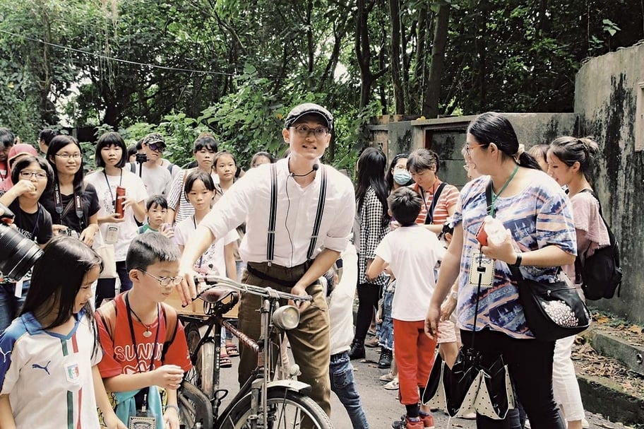 建國眷村保存團隊以結合情境劇的方式進行導覽，讓更多人可以認識眷村文化。（劉志謙提供）