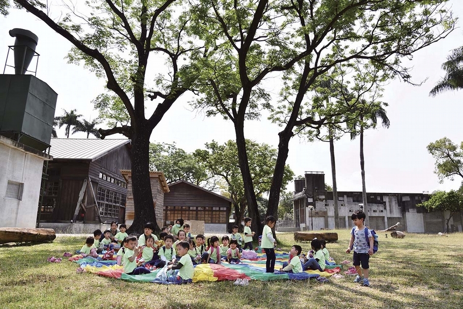幼兒園師生於嘉義製材所園區野餐。(林務局阿里山林業鐵路及文化資產處提供)