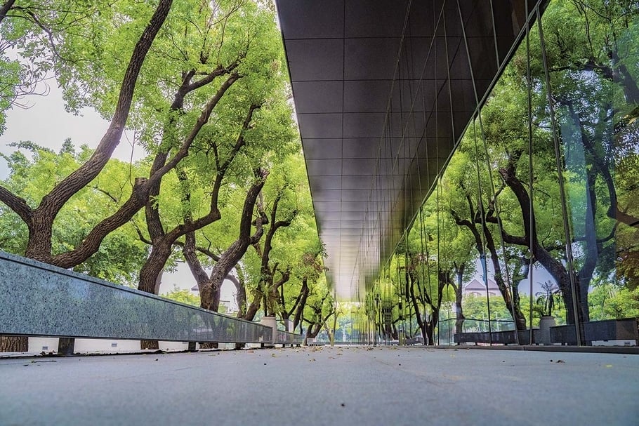 五層樓高的屏東總圖，其一樓大廳的大面窗景引入充足自然光，也讓室外空間和室內空間產生連結。（屏東縣政府提供）