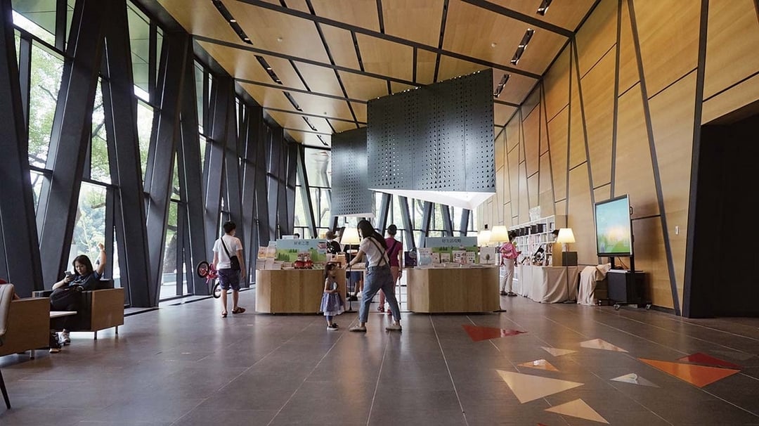 整棟建築巧妙地向自然借景，讓館內許多閱讀角落和座位旁都有一片窗景，適合休憩放鬆。（攝影／蘇怡雯）