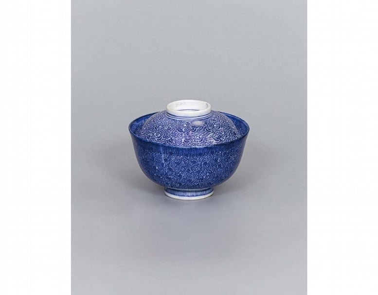 圖3 日本明治時期日本製〈青花型紙印花唐草紋蓋碗〉,碗口徑11.3公分,高6.5公分;蓋口徑10公分,高3公分,國立臺灣大學藝術史研究所藏。