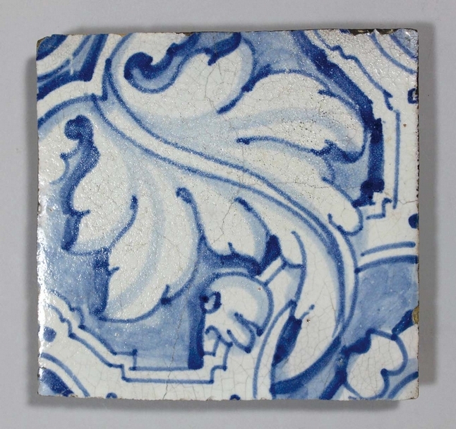 圖16 16世紀晚期西班牙〈菲利普二世皇家樣式 florón grande 藍地白花陶磚〉,採集自塞哥維亞皇城(the ancient castle of Segovia),英國維多利亞與艾伯特博物館藏。(© Victoria and Albert Museum, London)
