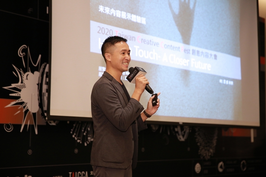 策展人王騰崇等人以場域與象限策畫的未來內容體驗展區,以「Re: 眾感未來」(Human Touch – A Closer Future)為主題,展示臺灣重要創意內容產業時代輪廓。(文化內容策進院提供)