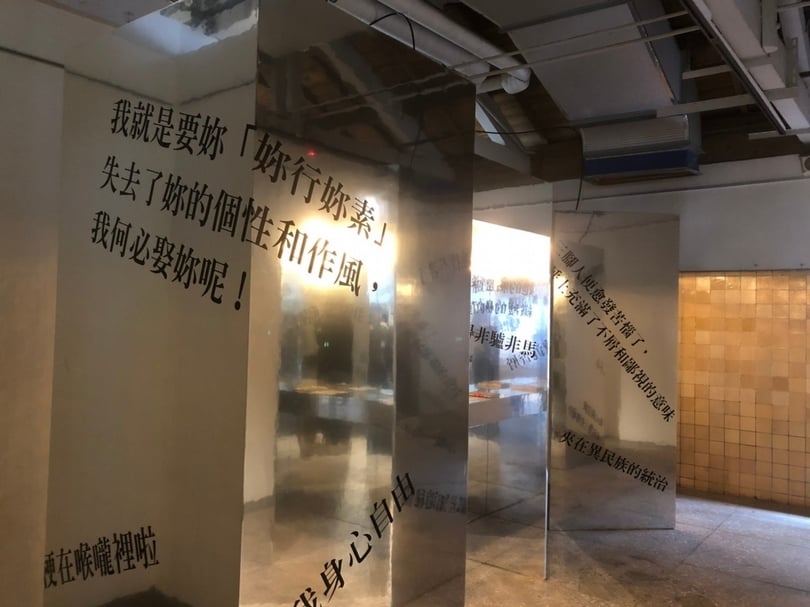 柱子裡面，都是一個小空間，讓人安靜專心地享受聲音和文字。（攝影：葉晞）