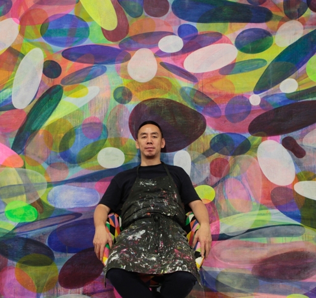 藝術家黃宇興個人照合作，圖片背景為作品《初生的氣泡》，在今年ART021展位售出。（© 黃宇興，藝術家與阿爾敏．萊希畫廊提供）