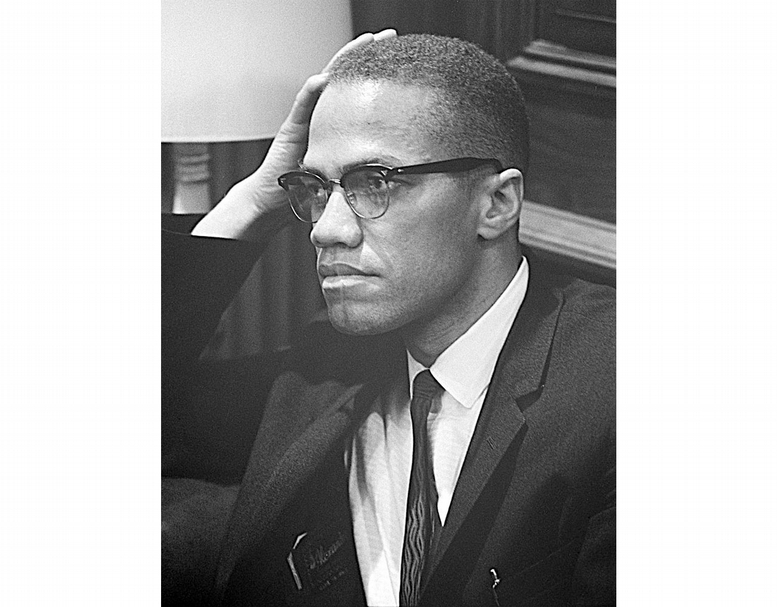 邁爾坎X（Malcolm X）在非裔美國人運動中扮演相對不畏懼衝突的政治光譜，同時亦是一位穆斯林，但其並不強調非裔應有「民族穿著」，反而善用西裝所代表的符號。（©Wikimedia）