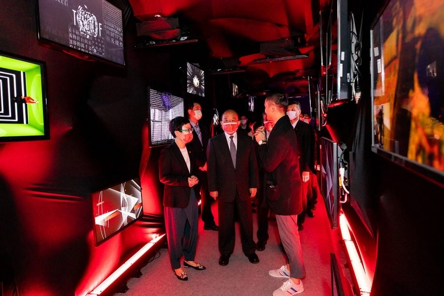 文策院董事長丁曉菁、行政院院長蘇貞昌及未來內容展示體驗策展人王騰崇一起進入「TCCF創意內容大會」展區。(文策院提供)