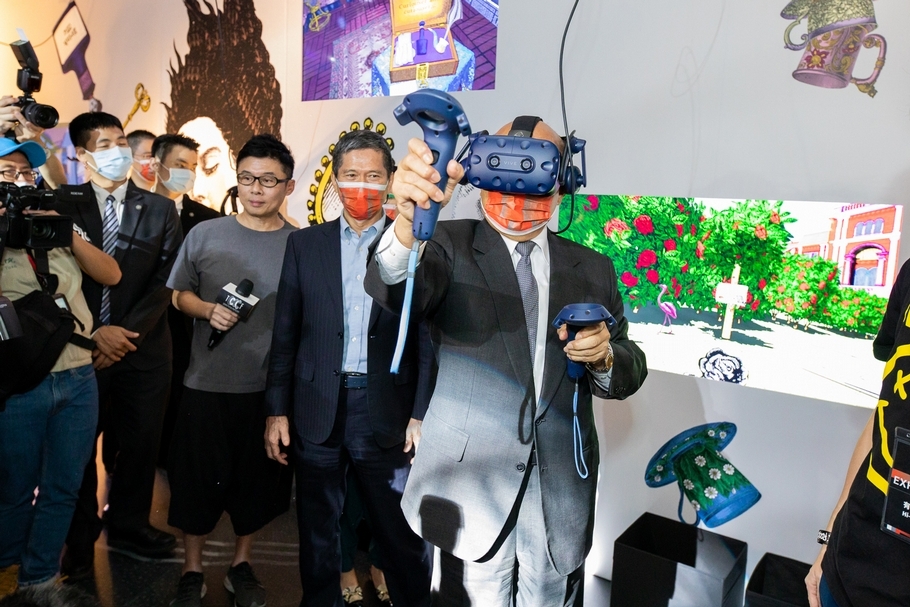 行政院院長蘇貞昌體驗由HTC與英國倫敦V&A跨國合製聯合出品的《好奇的愛麗絲》VR互動體驗作品。(文策院提供)