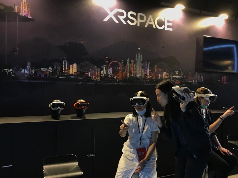 XRSPACE MANOVA打造VR虛擬社群,僅需透過簡易的手勢,即可透過虛擬分身,於展覽空間自由穿梭與切換想要觀賞的作品。(攝影/許雲喬)
