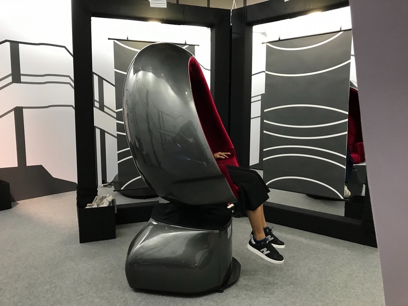 安溥《蘚的歌唱:音境漫遊》透過VR搭配體感椅的互動設計,給予觀者對於音樂MV全新體驗。(攝影/許雲喬)