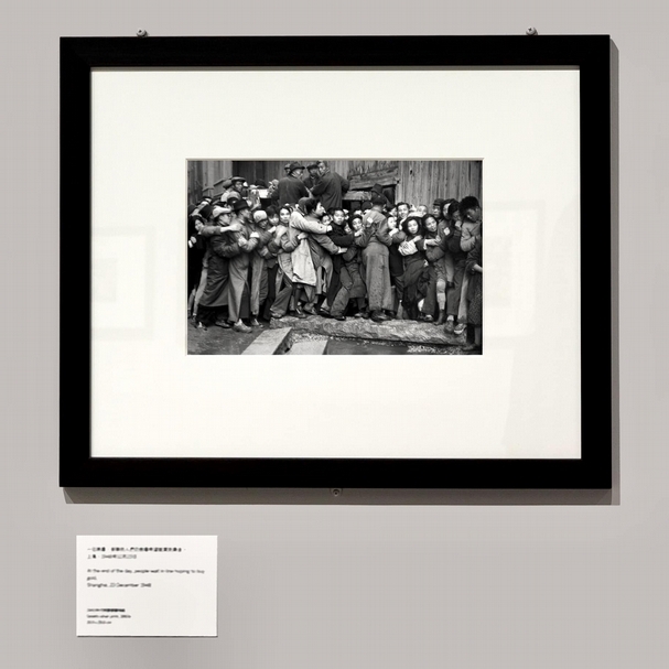 亨利.卡蒂耶—布列松(Henri Cartier-Bresson),《一日將盡,排隊的人們仍抱著希望能買到黃金。上海,1948 年 12 月 23 日》(At the end of the day, people wait in line hoping to buy gold. Shanghai, 23 December 1948.)。(臺北市立美術館提供)