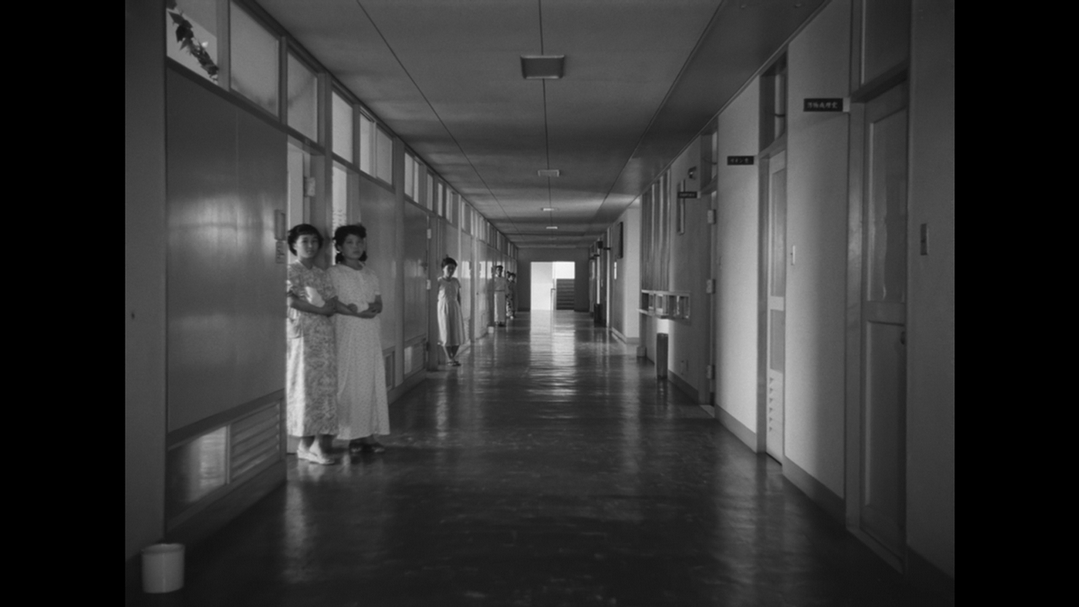 在《廣島之戀》中,女主角表示自己在廣島的醫院「都看到了」。(擷取自《廣島之戀》)