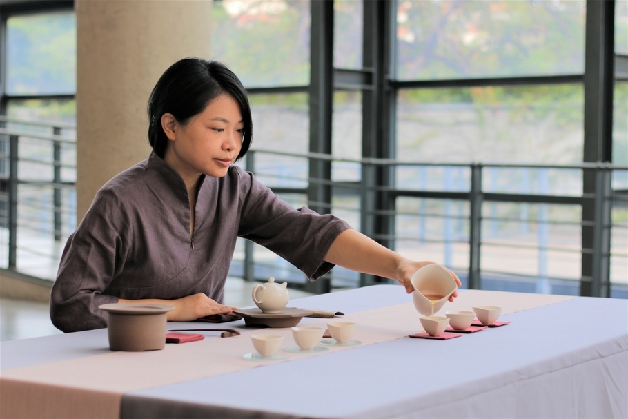 「茶.咖啡—跨域品嚐派對」由藝術家與咖啡師親自展演!現場觀看咖啡與茶的展演過程外,更可以品嚐咖啡與臺灣茶的各種風味!(圖片提供:鶯歌陶瓷博物館)