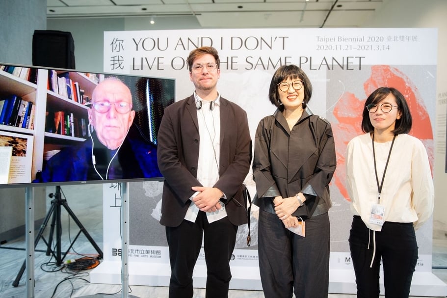 2020台北雙年展策展人左起為：布魯諾．拉圖（Bruno-Latour）、馬汀．圭納（Martin-Guinard）、臺北市立美術館館長林平、公眾計畫策展人林怡華。（臺北市立美術館提供）