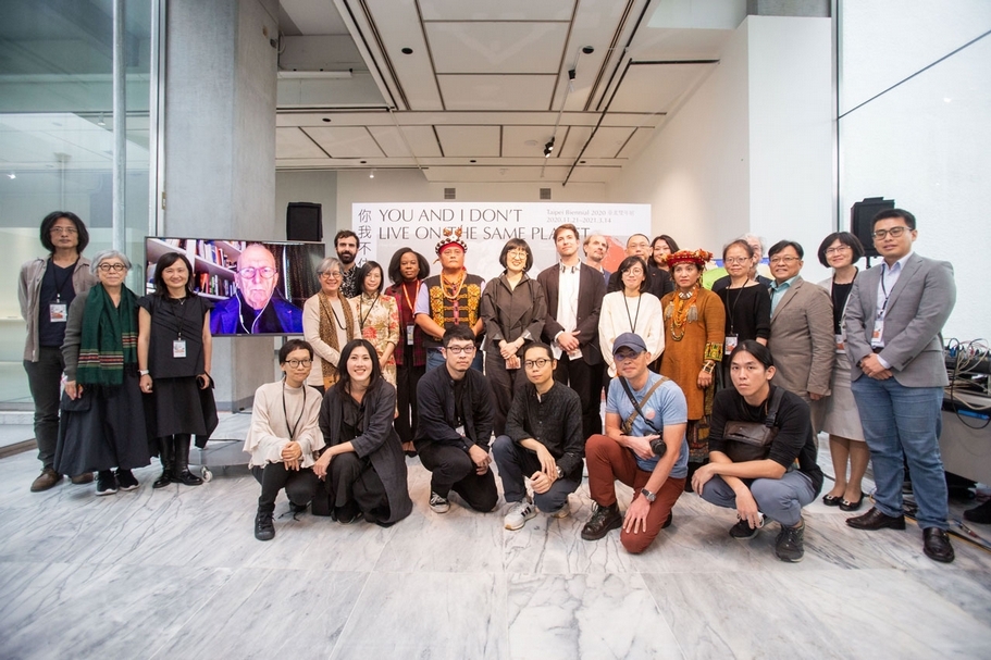 臺北市立美術館館長林平、2020台北雙年展策展人布魯諾．拉圖（Bruno-Latour）和馬汀．圭納（Martin-Guinard）、公眾計畫策展人林怡華與參展藝術家合影。（臺北市立美術館提供）