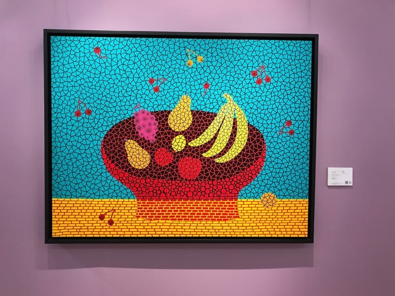 草間彌生 《水果 [EPSOB]》，壓克力 畫布， 112x145.5cm，2011年作，估價：7,000,000至12,000,000港元。（攝影／許雲喬）