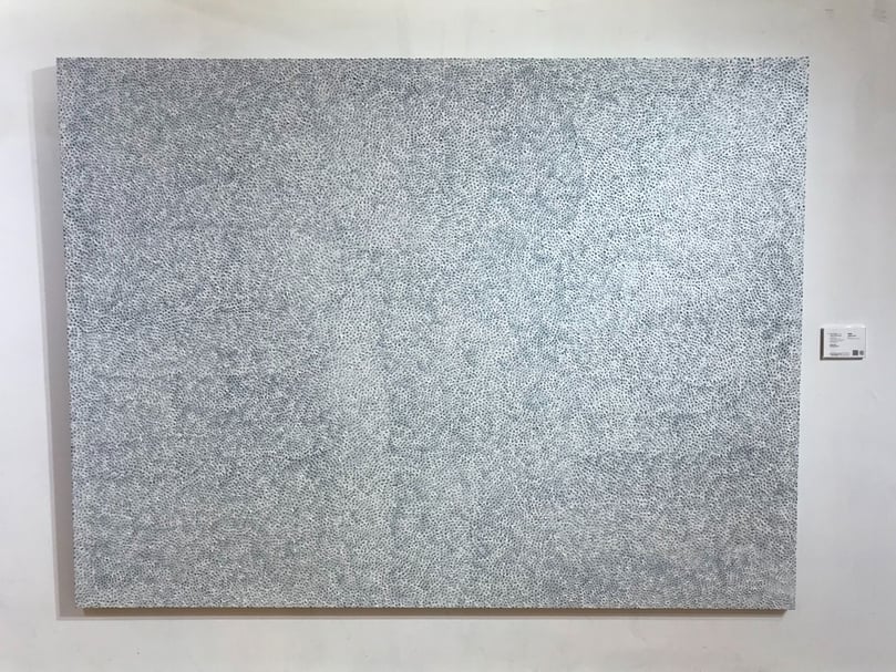 草間彌生 《無限網 (QRTWE)》，壓克力 畫布， 194x259cm， 2007年作，估價：15,000,000至20,000,000港元。（攝影／許雲喬）