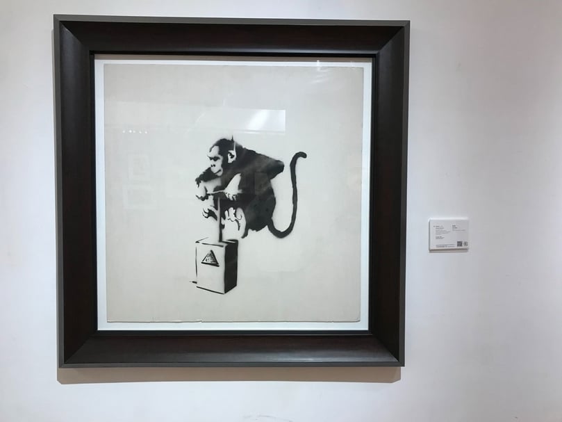 除了版畫作品，預展中也BANKSY原作《猴子雷管》，噴漆、卡紙， 90.8 x 90.8 cm，2002年作，估價：3,800,000至4,800,000 港元。（攝影／許雲喬）