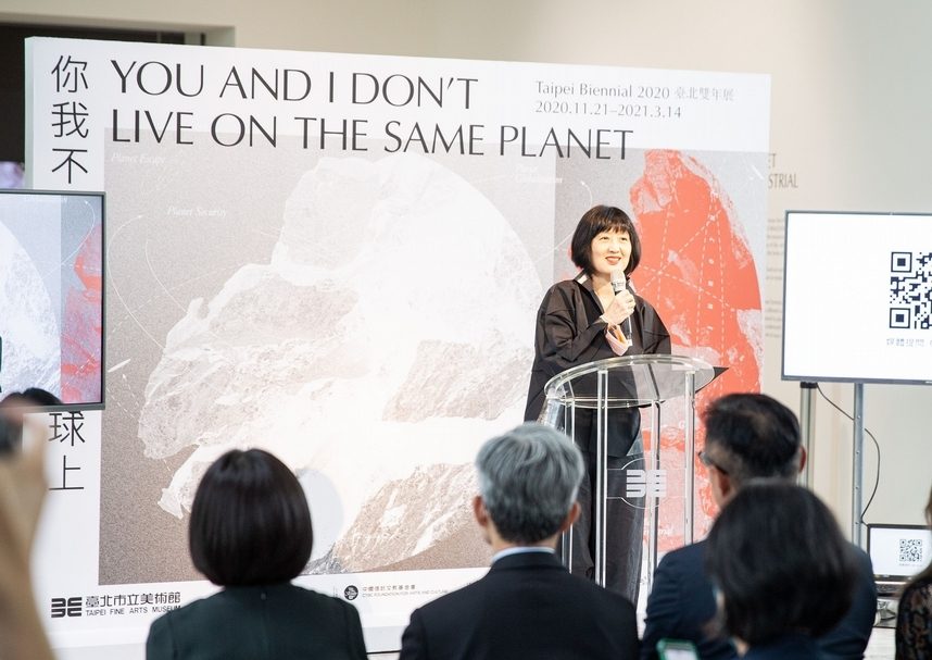 林平在2020臺北雙年展「你我不住在同一星球上」開幕記者會上發言。（臺北市立美術館提供）