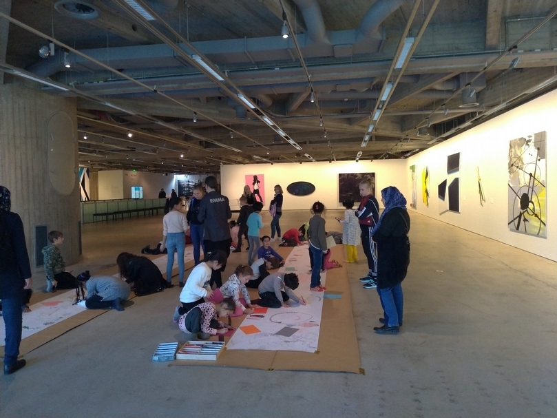 參觀完展覽後就地開始創作