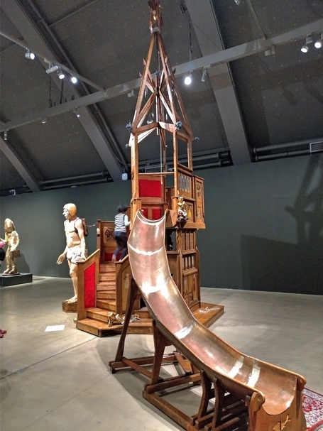 藝術作品可以攀爬也可以滑下來