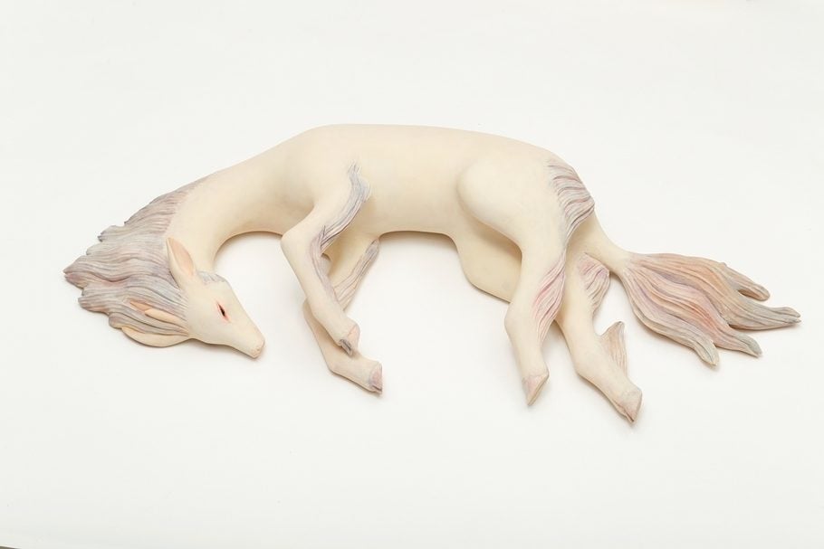 土屋仁應《麒麟》，樟木、水晶、彩色，12 x 71 x 31cm，2020。（ONE ART Taipei 提供）