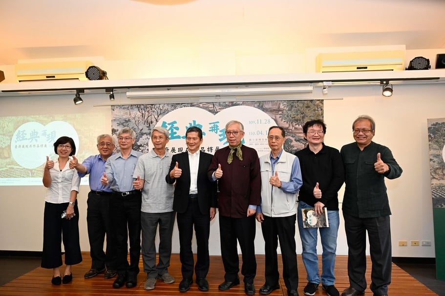 文化部部長李永得、國美館館長梁永斐及貴賓合影（右起展覽顧問蕭瓊瑞、呂基正家屬李宗哲、前故宮副院長林柏亭、梁永斐、李永得、陳澄波基金會陳立栢、策展人林明賢、陳進家屬蕭成家、郭雪湖基金會林品佑）。（國立臺灣美術館提供）