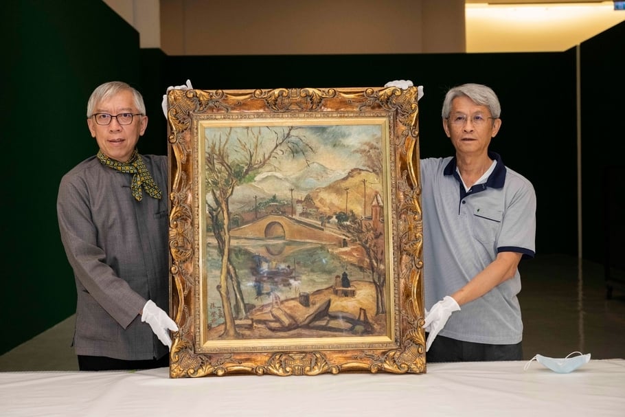 國美館館長梁永斐與陳澄波文化基金會董事長陳立栢，開箱藝術家陳澄波《西湖斷橋殘雪》。（國立臺灣美術館提供）