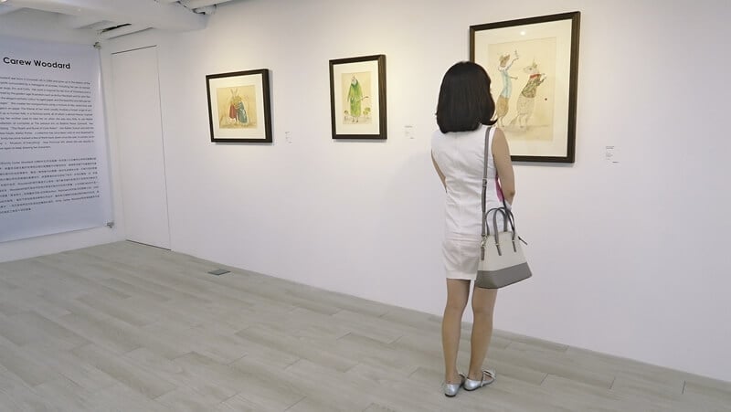 艾蜜莉.卡魯.伍達的作品充滿童趣題材且畫風細膩,吸引觀者佇足細看。