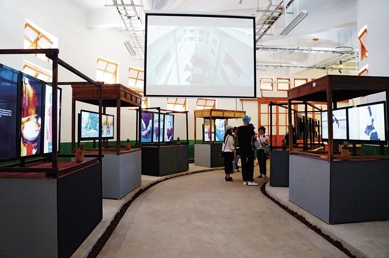 陳永賢「新富町遊奕」作品於新富市場現場。