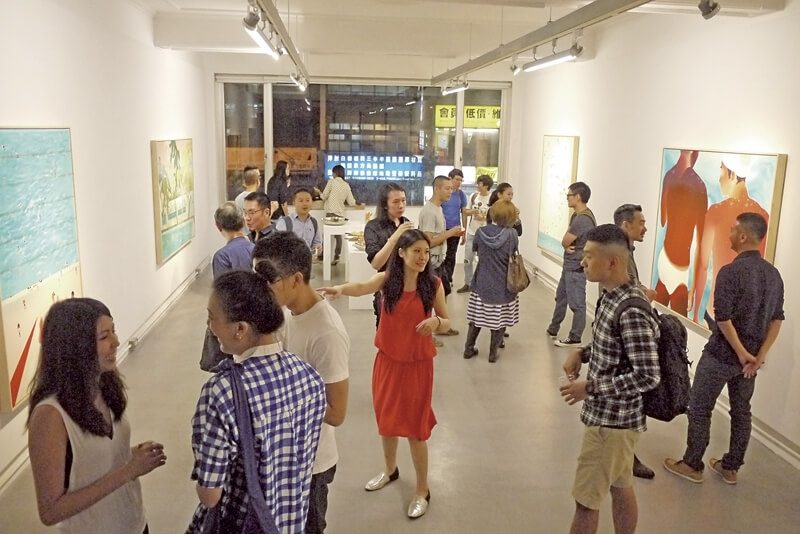 也趣藝廊舉辦范揚宗泳池系列個展「潮濕氣味」，開幕當天吸引絡繹不絕的人潮湧入。