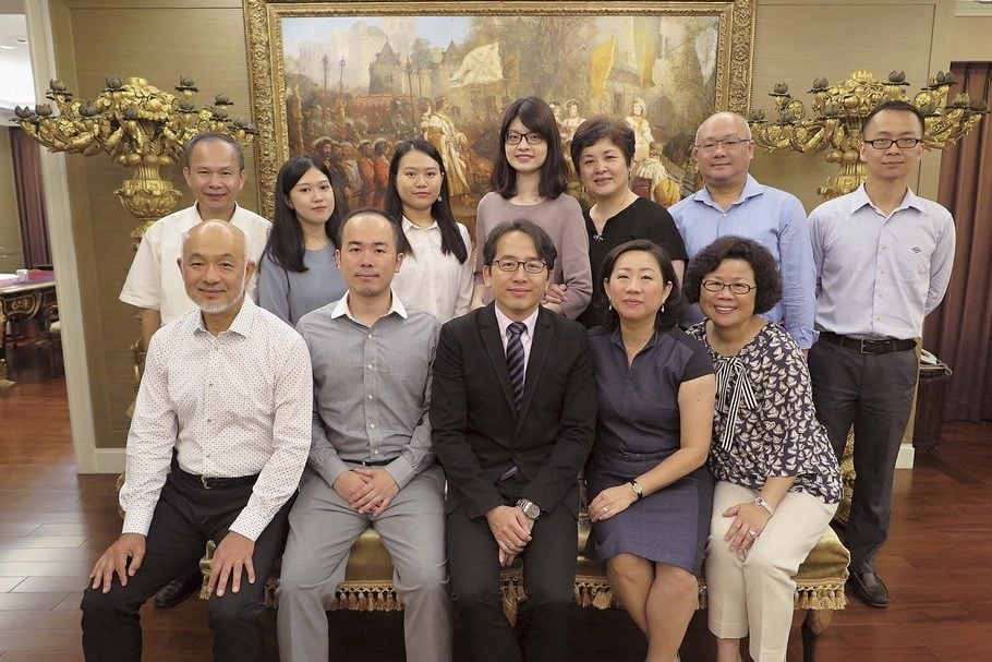 嘉記珠寶全體員工大合照。（攝影／董耘，嘉記珠寶提供）