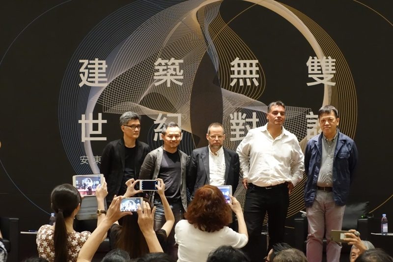 由左至右：建築師何以立、建築師郭英釗、聖家堂建造總監Jordi Faulí、Zaha Hadid建築師事務所副董事Cristiano Ceccato、成功大學建築學系教授吳光庭。攝影：Emmayu