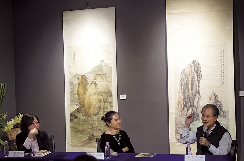 「京津風華－石允文教授收藏精品展」學術座談會。與談者左起王舒津、周芳美、石允文。攝影︱藍玉琦