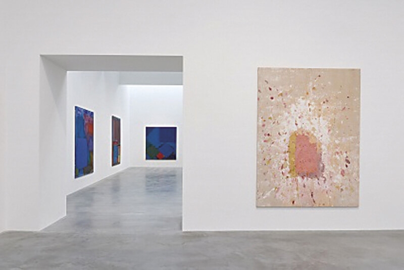 「新港區畫廊」(Newport Street Gallery)開幕首展「霍蘭德:發電廠」(John Hoyland: Power Stations)展覽現場一景。