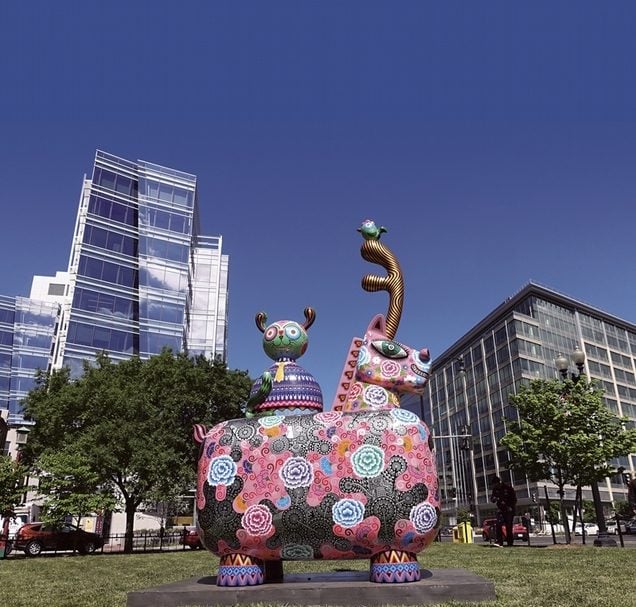 中國城公園的洪易《龍馬》．鋼板烤漆．240×143×350 cm。圖｜印象畫廊