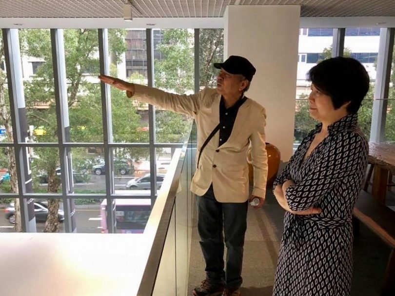 與藝術家謝春德以及林曼麗教授一同在北師美術館觀展。（攝影／簡秀枝）