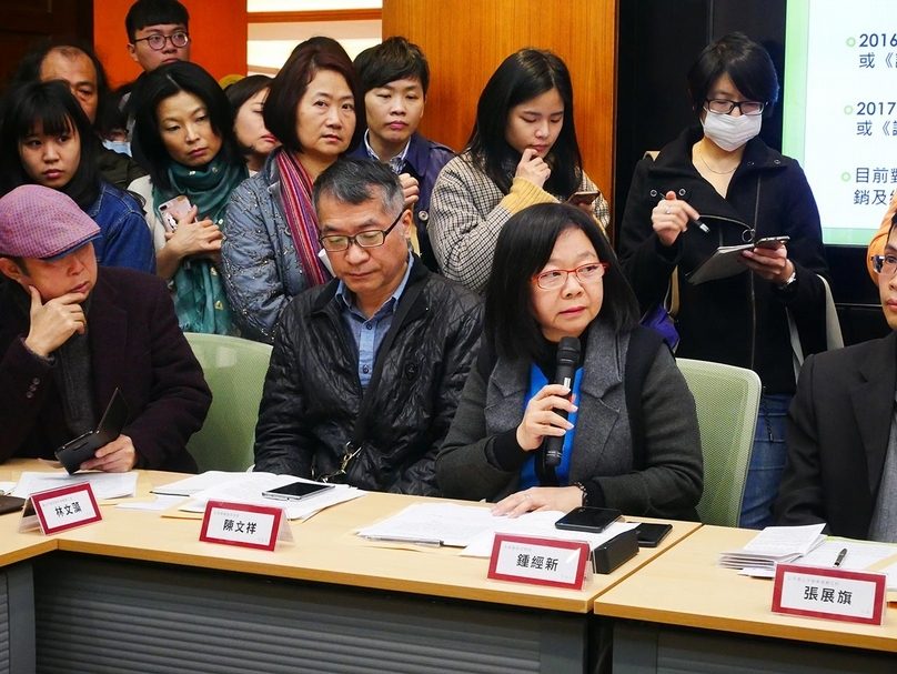 畫協理事長鍾經新代表視覺藝術公協會表示呼籲。攝影：張玉音
