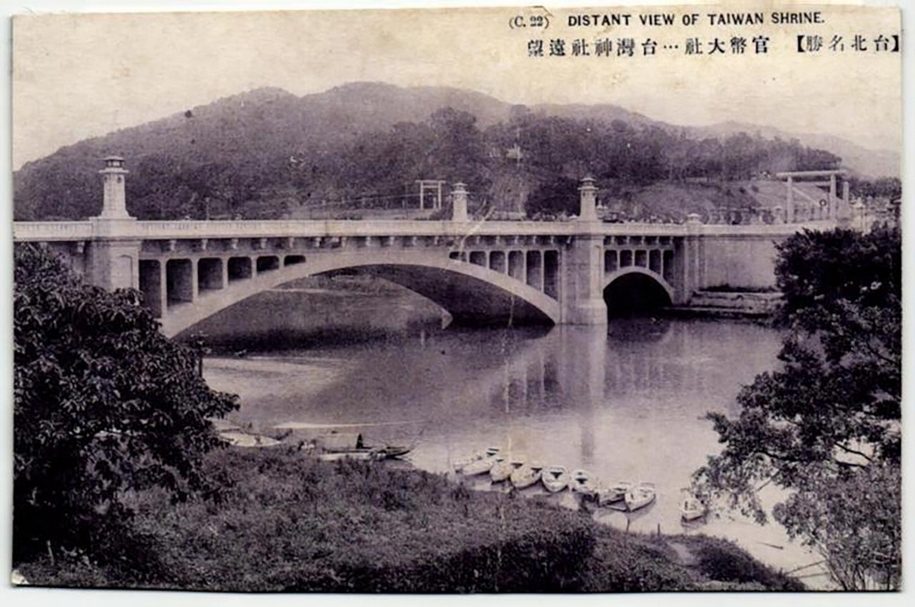 中山橋於日治時期稱為明治橋，如今已經分解成為水泥塊，至今無法重組。（圖片取自維基百科）