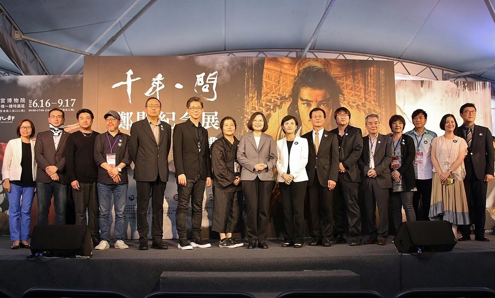 由文化部主辦，中華文化總會和國立故宮博物院協辦的「千年一問：鄭問故宮大展」，6月15日於故宮舉行開幕典禮，圖為參與的貴賓合影。（國立故宮博物院提供）