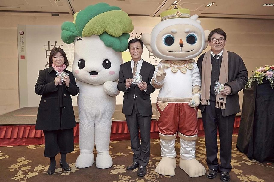 台北故宮吉祥物小翠、哈奴曼,左起為台北故宮副院長李靜慧、院長林正儀及副院長黃永泰。(國立故宮博物院提供)