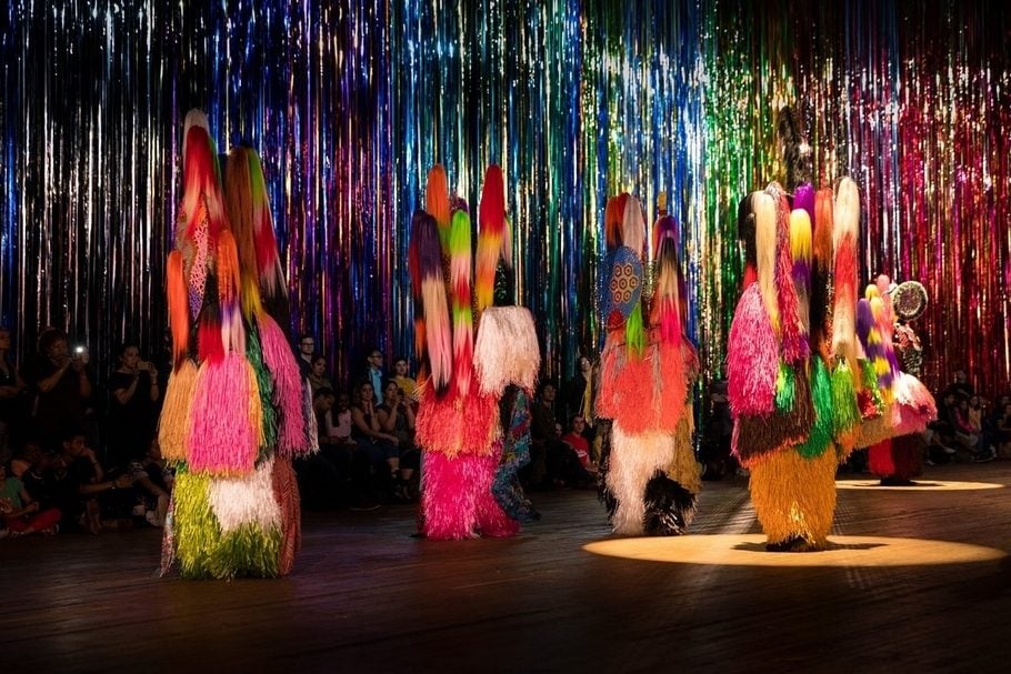 尼可．凱夫（Nick Cave）展出「連聲衣」（Soundsuits）系列作品。（黃彥榕提供）