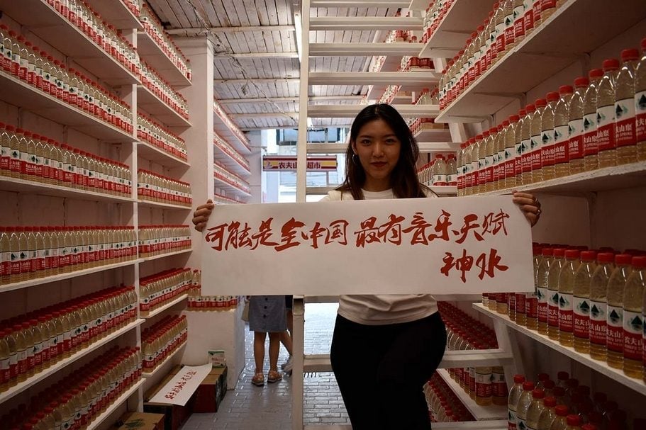 友人在堅果兄弟的「超市」內留影。（卞卡提供）