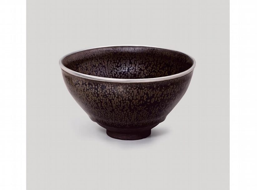 佳士得「古韻天成─臨宇山人珍藏（二）」編號707南宋〈建窯「油滴天目」茶盌〉，拍出預估低標逾七倍的1170萬1000美元的高價，創下宋代茶碗公開成交最高紀錄。圖︱佳士得