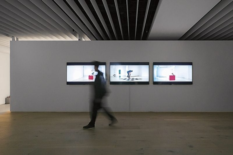 「不存在的地方」展覽現場，圖中為格萊德維爾（Shaun Gladwell）的《滑板手與低限主義》（忠泰建築文化藝術基金會提供）