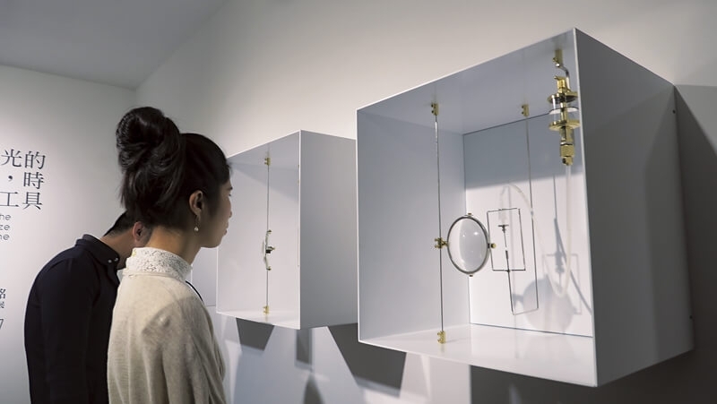 以水為介質的裝置作品吸引觀者定睛欣賞其細微變化，圖為作品《時之間》。