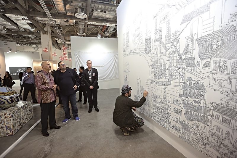「Art Stage Singapore 2015」上，來自日本的小三登美夫畫廊帶來藝術家三宅信太郎在展會中作畫。（Art Stage Singapore提供）